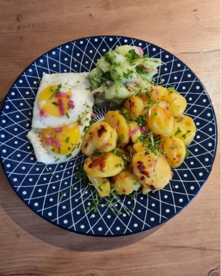 Rezept für Bratkartoffeln mit Gurkensalat und Spiegelei.